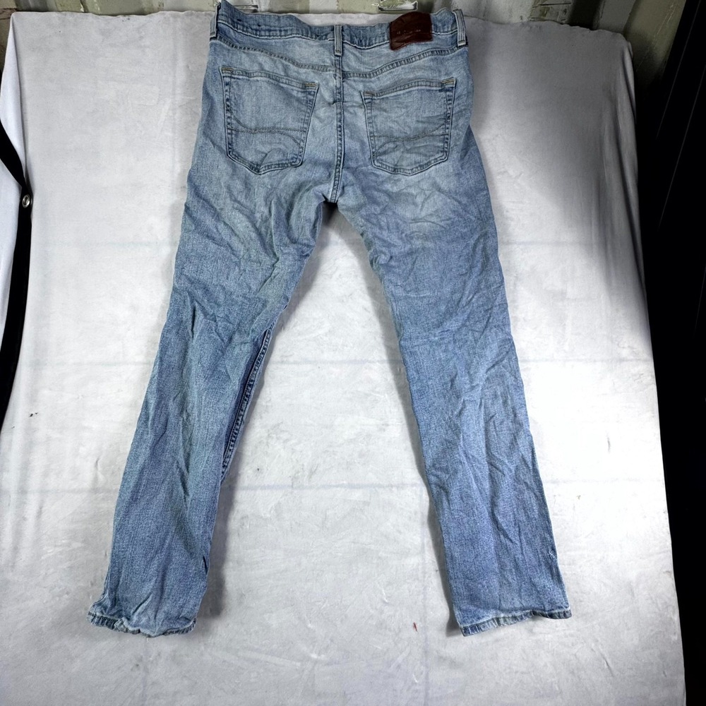 Hollister Jeans Mens 32x30 Blue Denim Medium Wash Straight Leg Travel Distressed